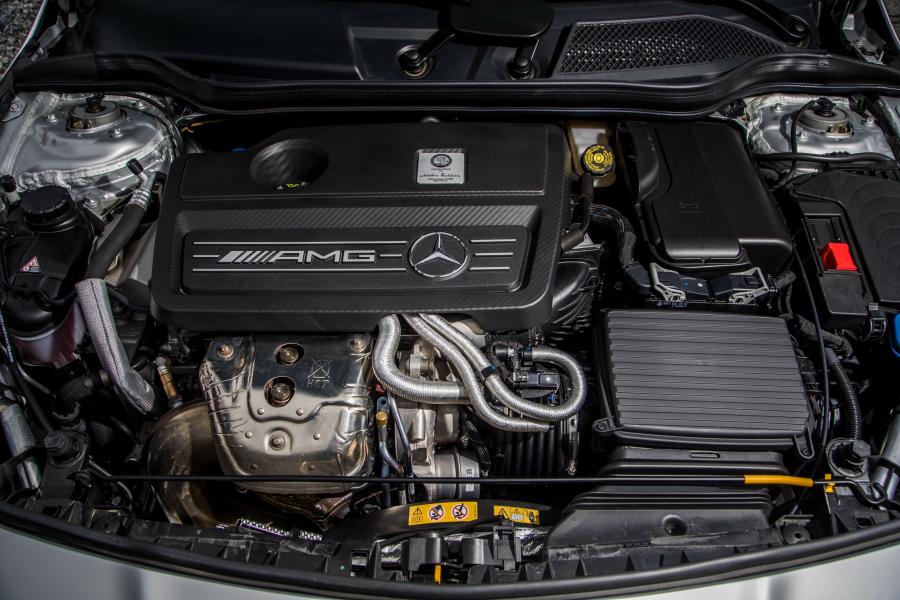 Моторный отсек Mercedes-AMG CLA45 4Matic (C117) 2016 года  (NA) (фото 21 из 34)
